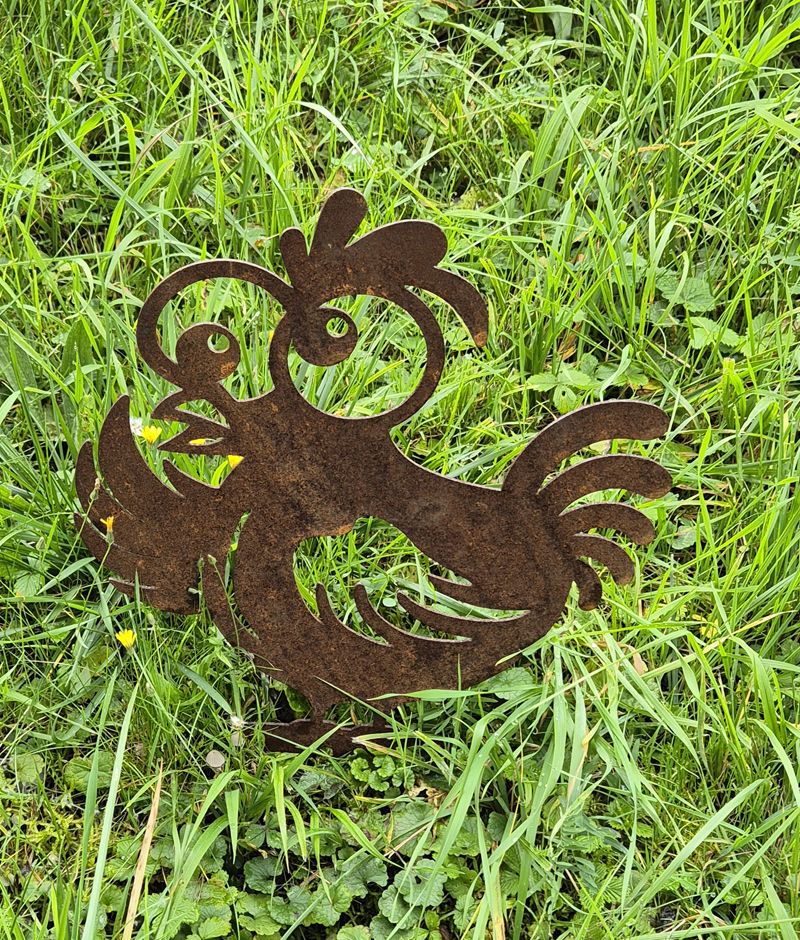 coco-henne-cortenstahl-gartenstecker